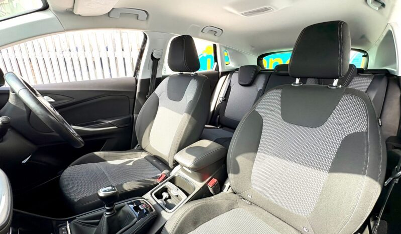 Vauxhall Grandland X 1.6 CDTi SE ecoTEC BlueInjection S (s/s), 2018, Manual, 5 Door Hatchback full