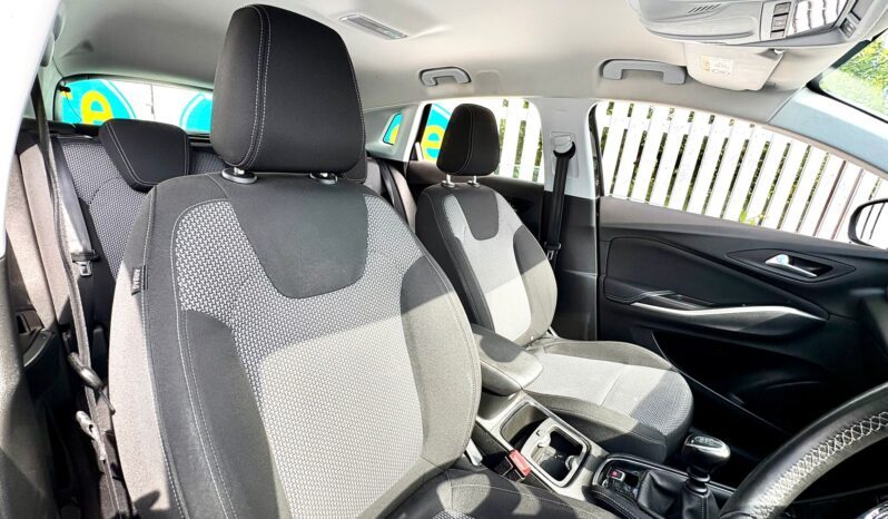 Vauxhall Grandland X 1.6 CDTi SE ecoTEC BlueInjection S (s/s), 2018, Manual, 5 Door Hatchback full