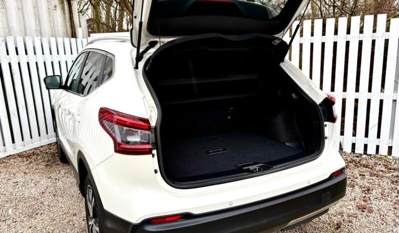 Nissan Qashqai 1.3 DIG-T N-Connecta, 2019, Manual, 5 Door Hatchback full